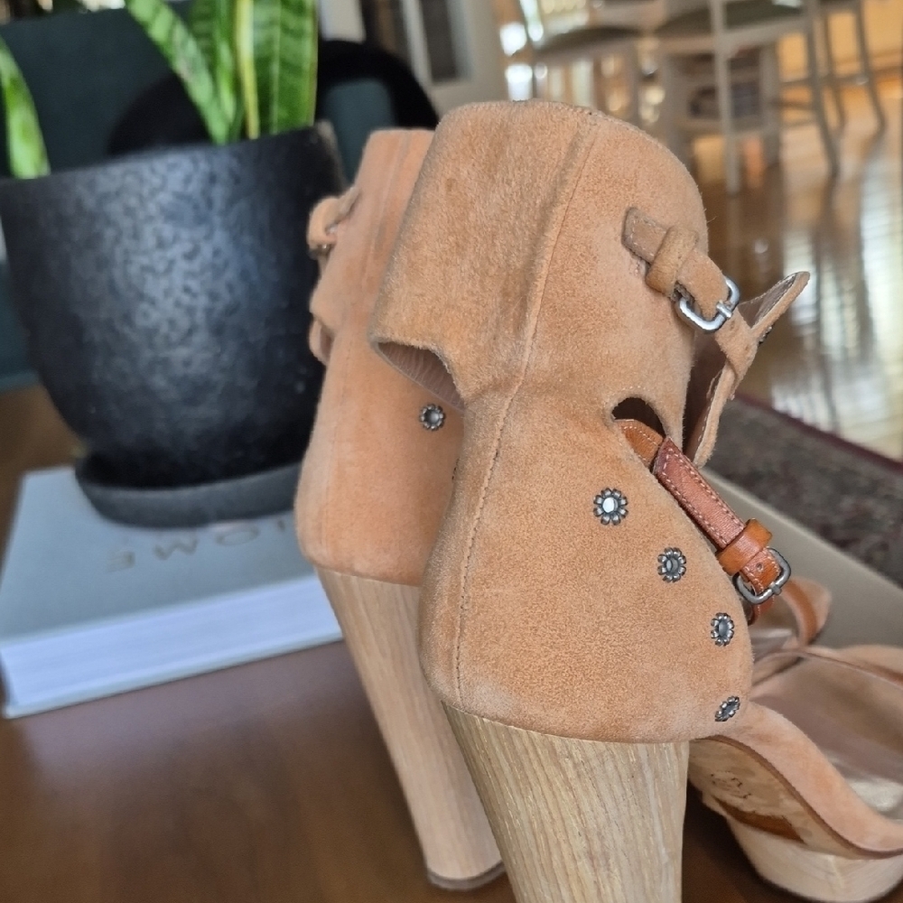 HOSS INTROPIA Elegant Tan Platform Heels - Picture 2 of 9